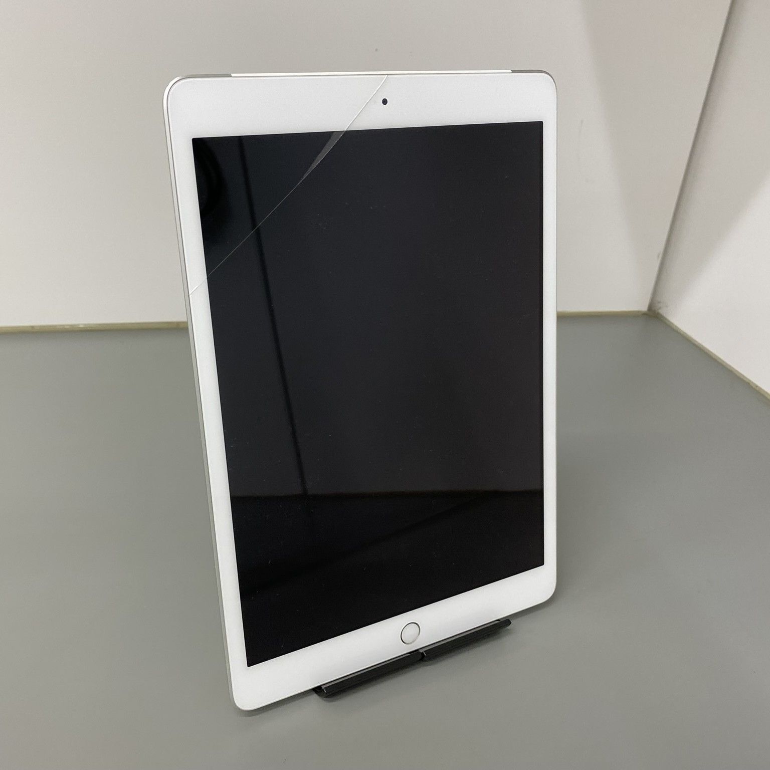iPad 第7世代 128GB シルバー 画面割れ - メルカリ