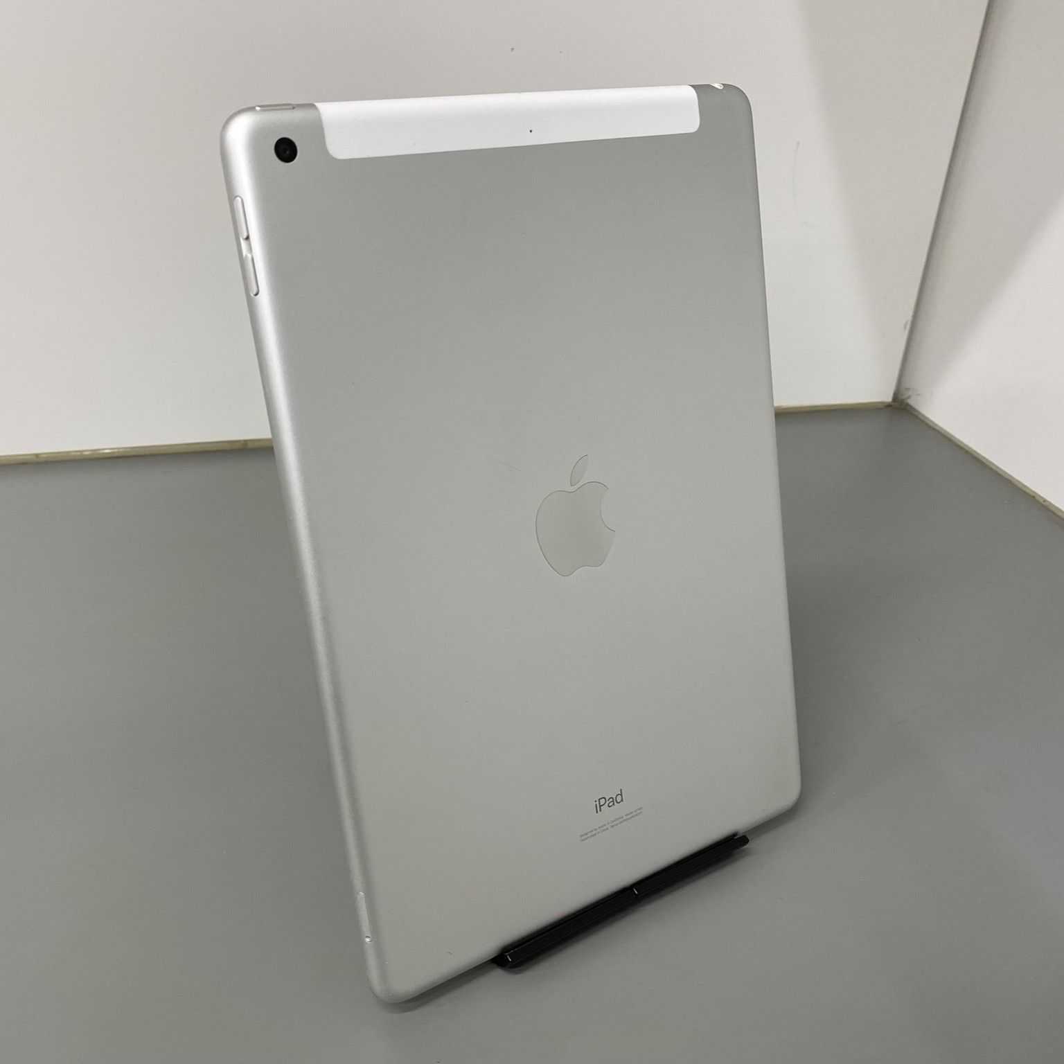 iPad 第7世代 128GB シルバー 画面割れ - メルカリ