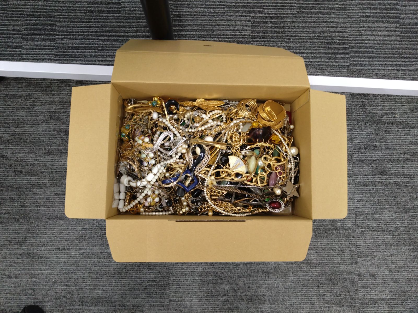 遺品整理 生前整理 アクセサリーまとめ売り 約2.5kg - メルカリ
