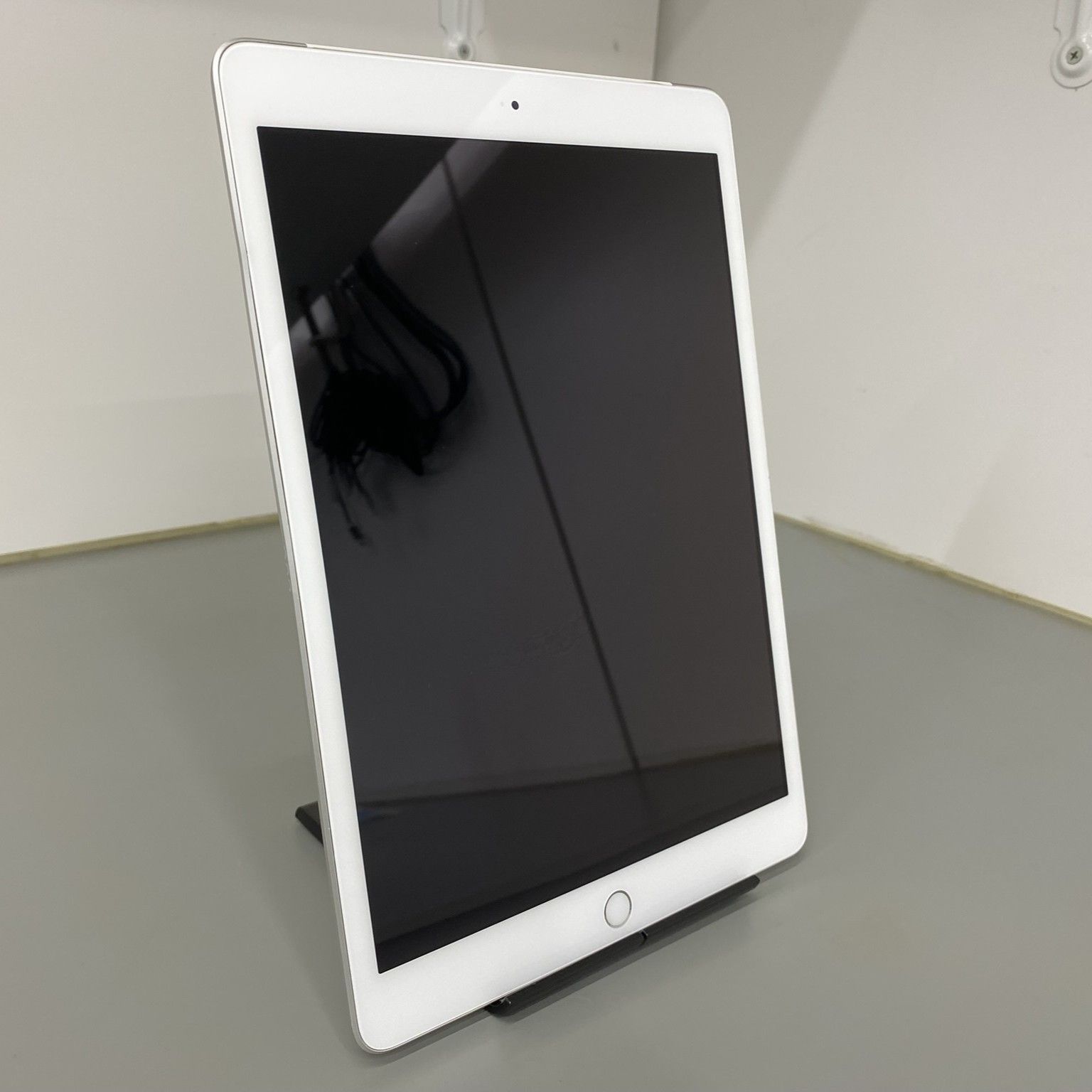 iPad 第7世代 32GB シルバー 中古 - メルカリ