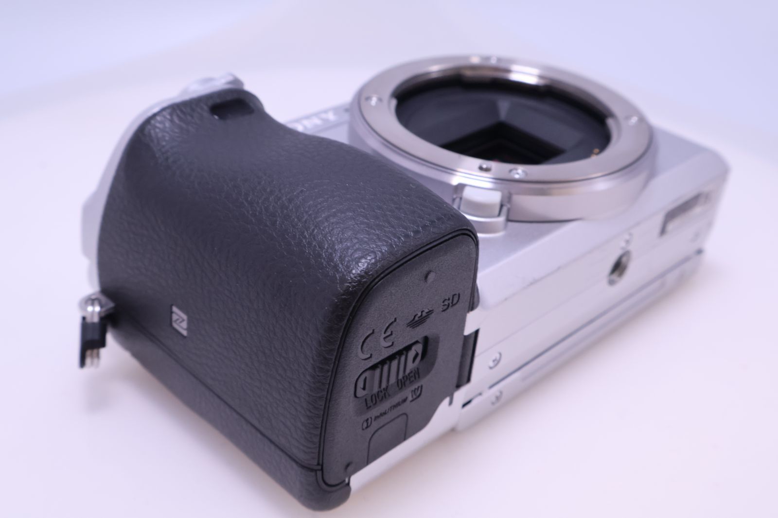 2,354回 極美品】SONY α6400 ボディ シルバー ILCE-6400 APS-C ミラー