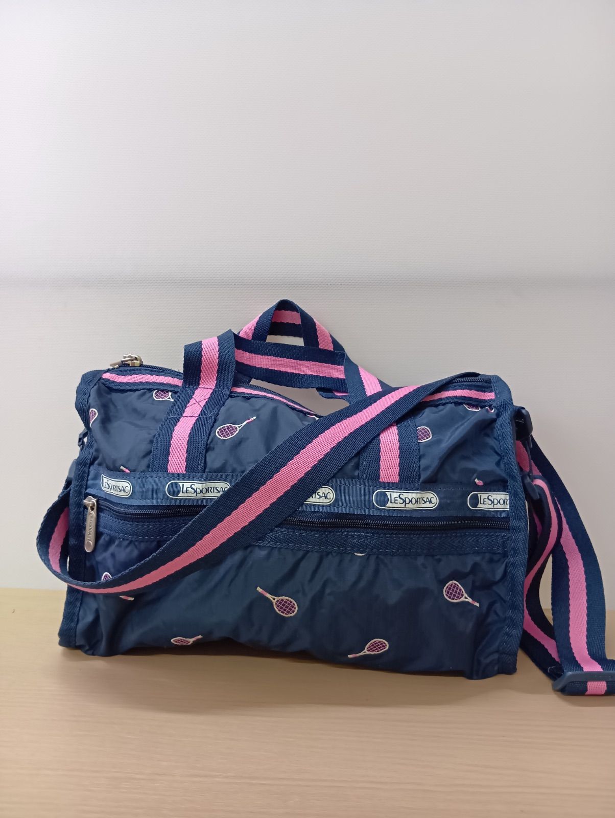 LeSportsacレスポートサック　ボストンバッグ　テニスラケット刺繍 LeSportsac(レスポートサック)/2way ボストンバッグ テニスラケット