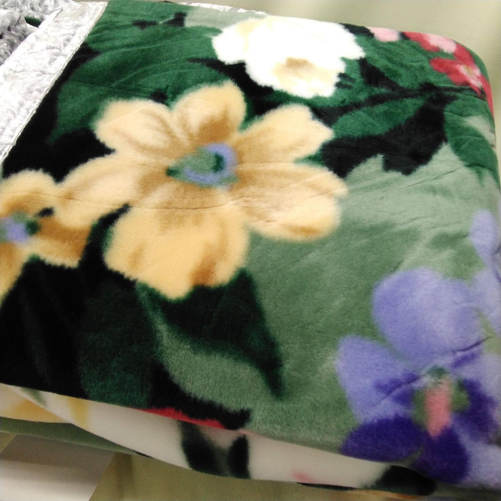 ニッケ毛布 花柄 140×200cm 未使用品 東洋紡 毛布 サイズ：140×200cm 日本製 色鮮やかで大ぶりな花々 華やか