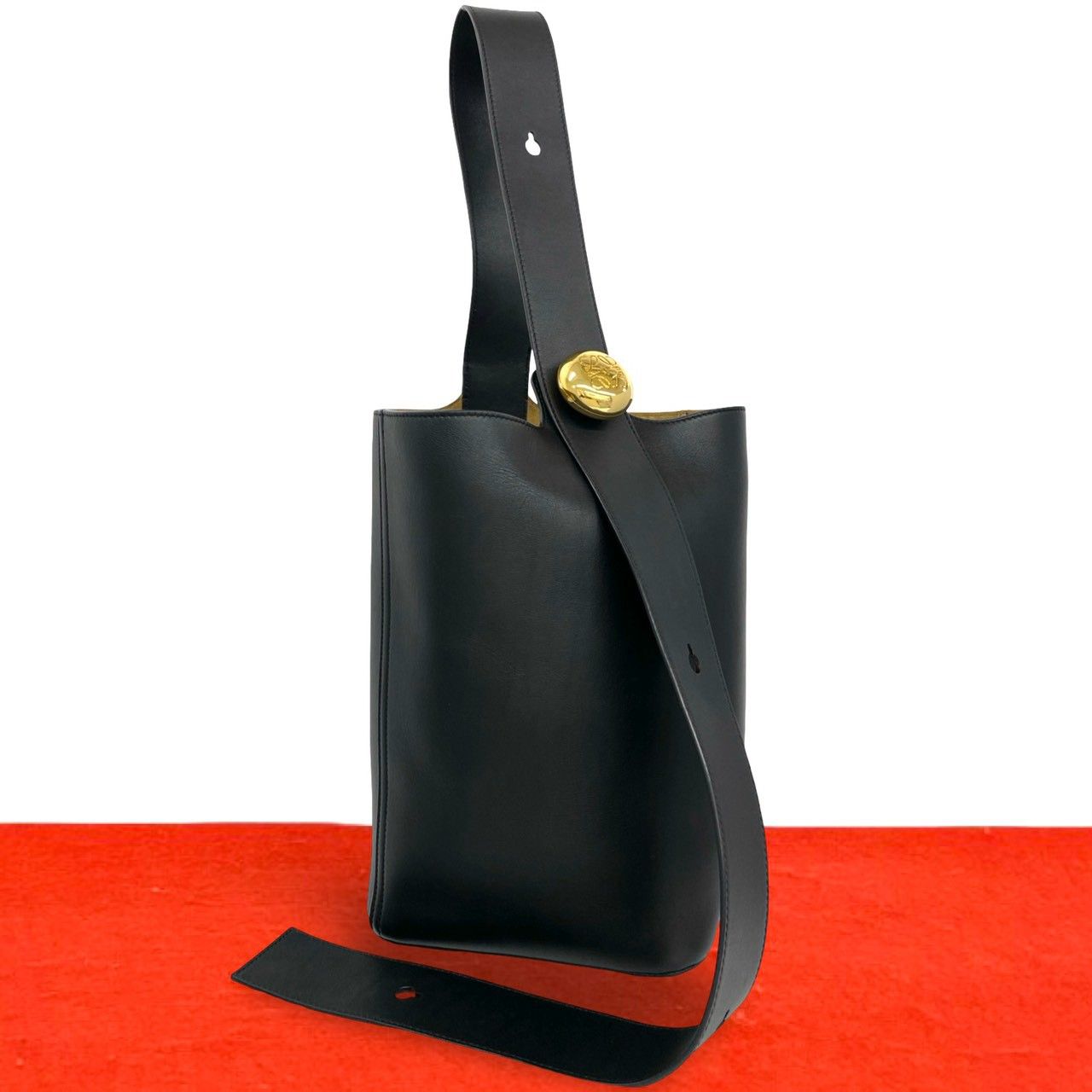 ほぼ未使用 LOEWE ロエベ ぺプルバケット アナグラム ロゴ 金具 レザー 