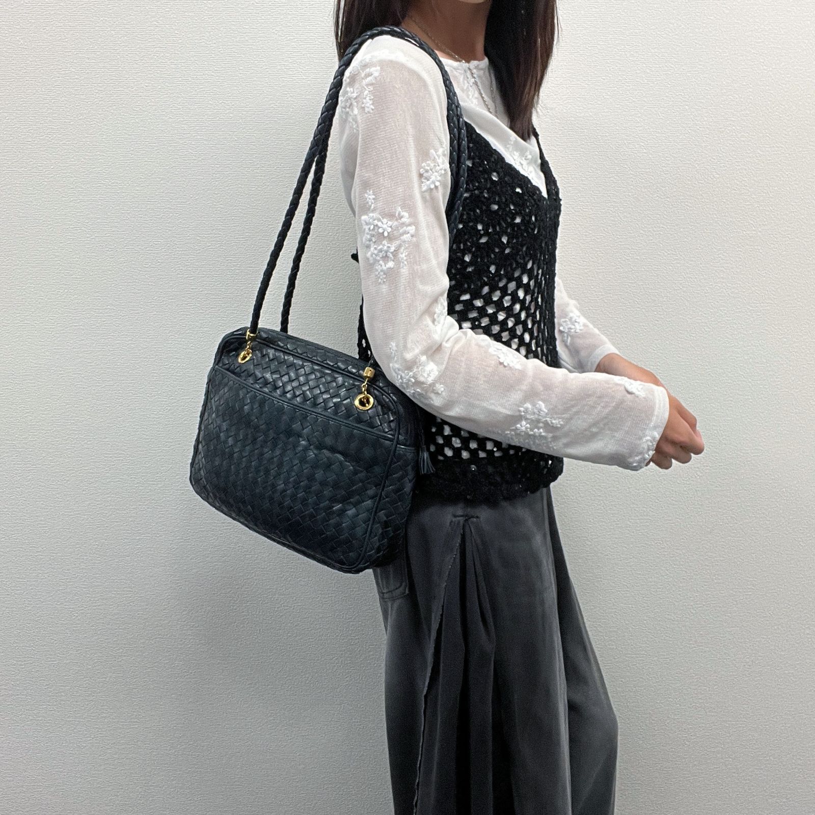 【中古】BOTTEGA VENETA ボッテガヴェネタ イントレチャート タッセル 編み込みショルダー ショルダーバッグ レザー ネイビー 金具ゴールド ヴィンテージ レディース HIBUOCHI VINTAGE hboc260926a02