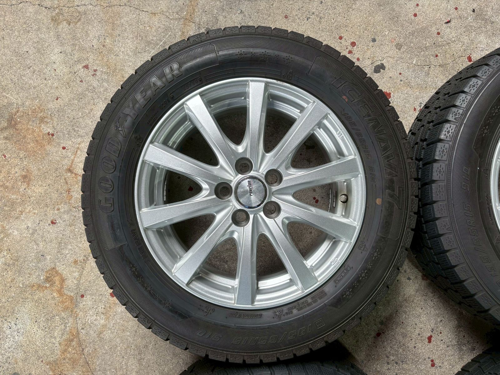 195/65R15 スタッドレス グッドイヤー アイスナビ プリウス カローラ
