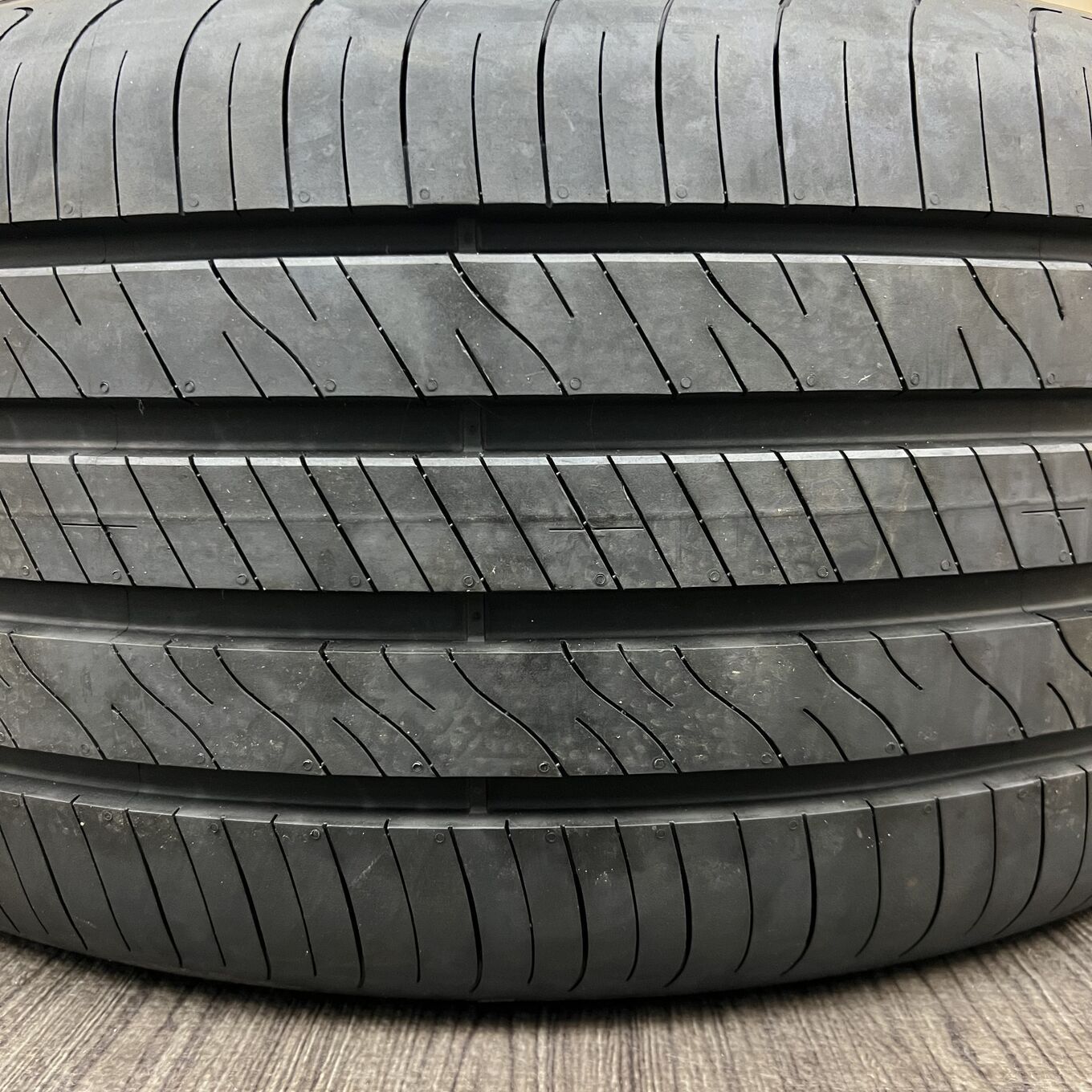 タイヤのみ]サマータイヤ 235/40R18 GOODYEAR ASSURANCE COMFORTRED 1