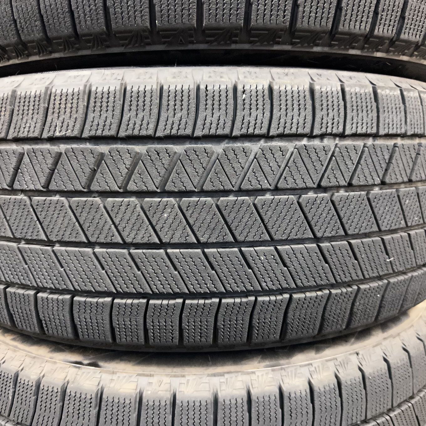 タイヤのみ]スタッドレスタイヤ 215/50R17 BRIDGESTONE BLIZZAK VRX3 4