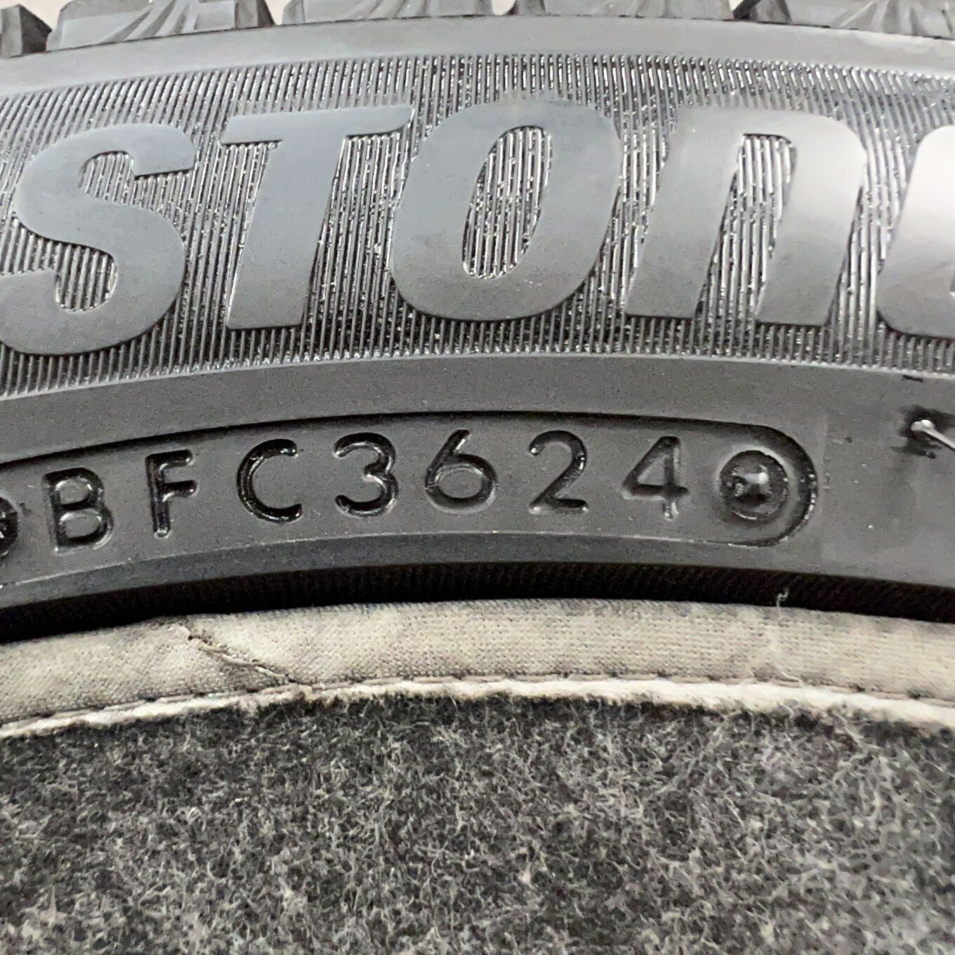 タイヤのみ]スタッドレスタイヤ 215/50R17 BRIDGESTONE BLIZZAK VRX3 4