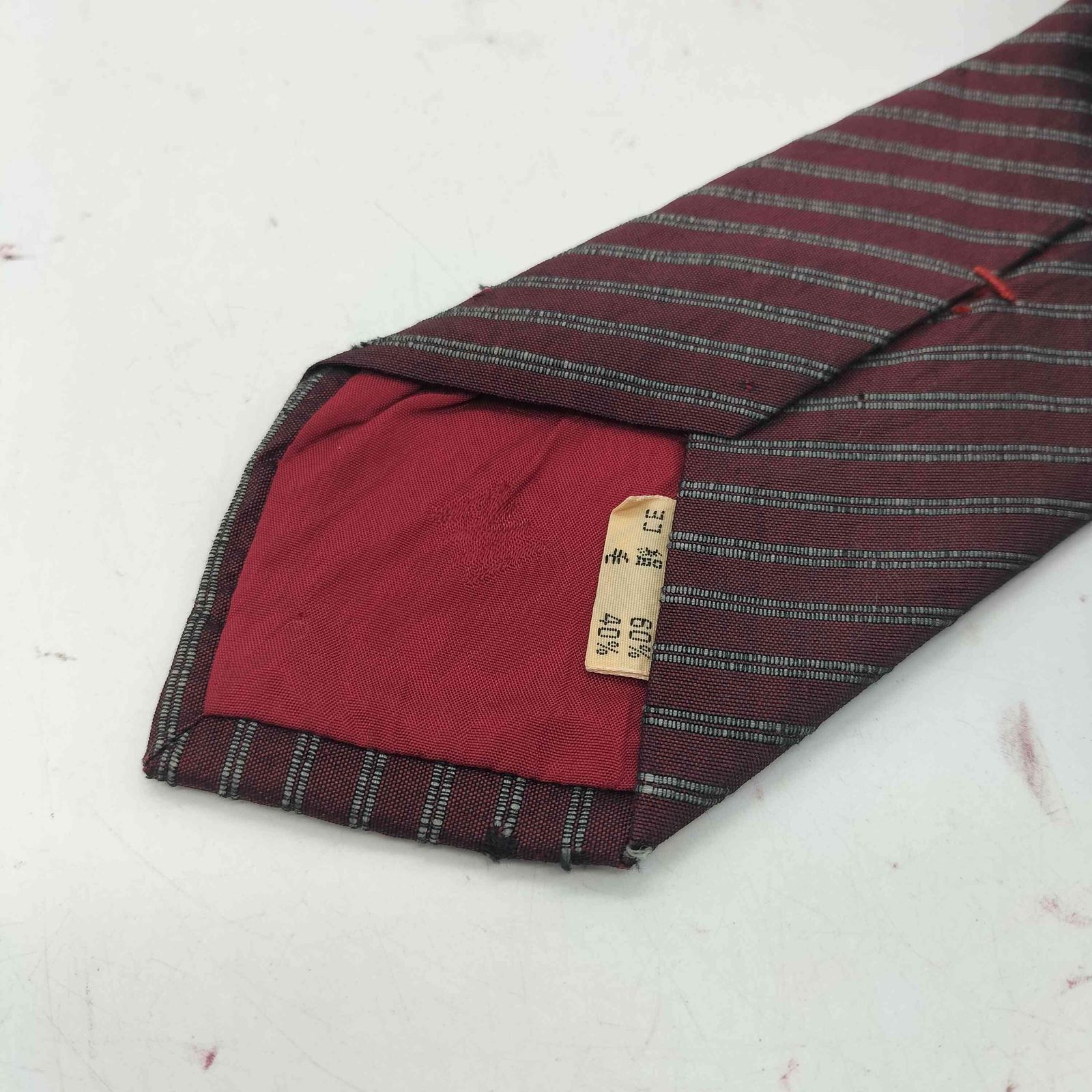 【極美品】issey miyake ネクタイ 赤 ストライプ シワデザイン 国産 アイムイッセイミヤケ im ISSEY MIYAKE SILK 100% レジメンタル