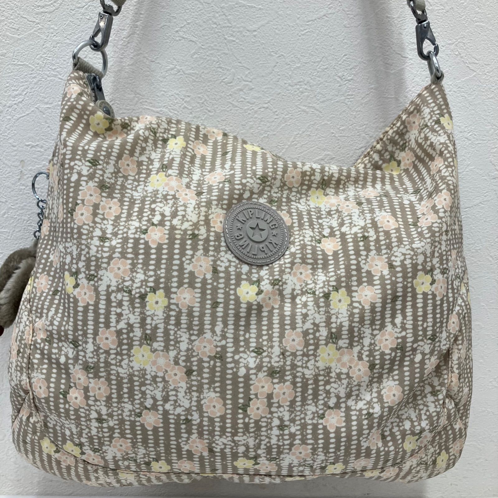 9503 Kipling キプリング ショルダーバッグ チャーム付き ベージュ 花 