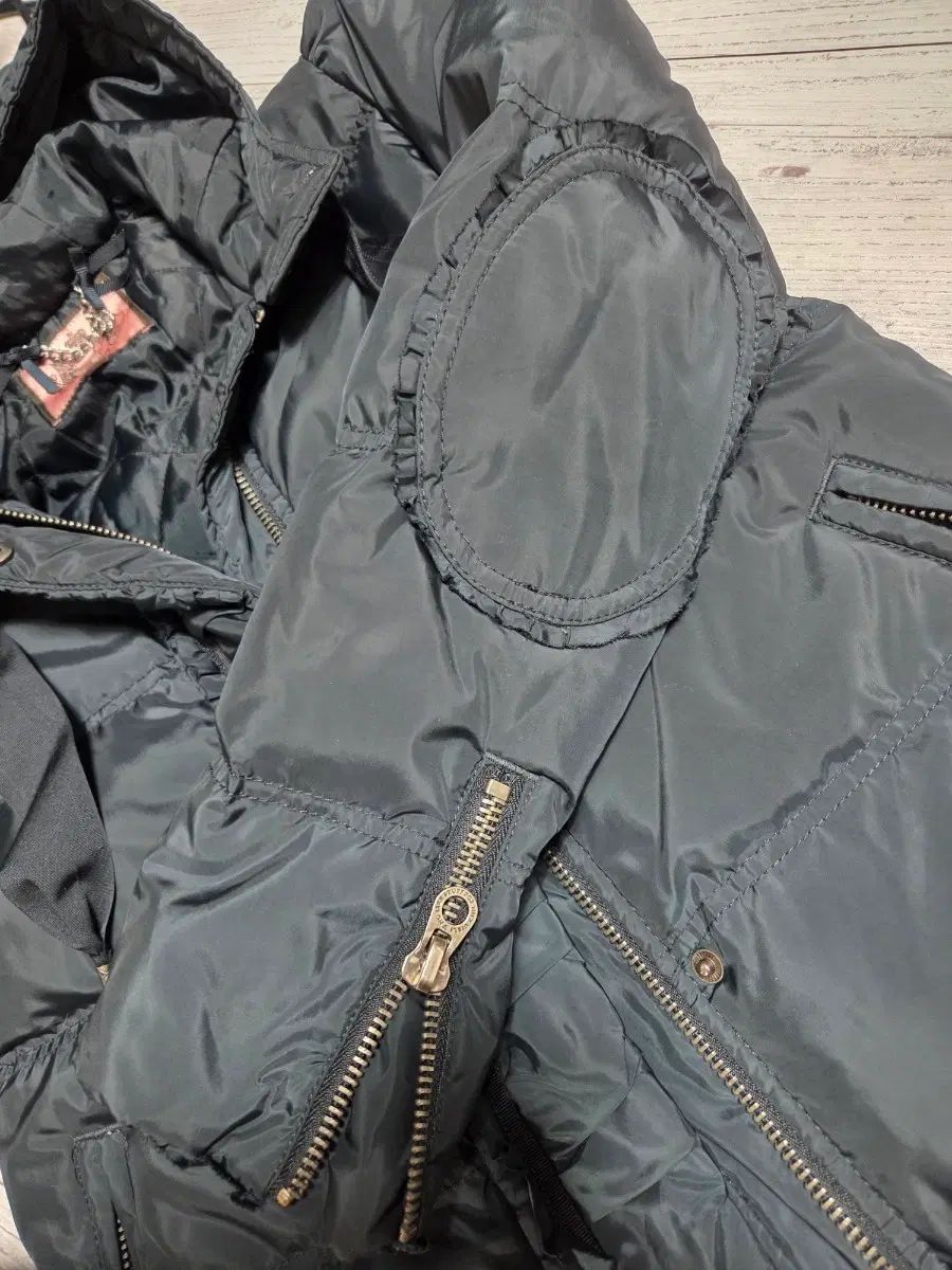 https://assets.mercari-shops-static.com/-/large/plain/2JXZWHty7pfAzq3DwNpnvu.webp@jpg