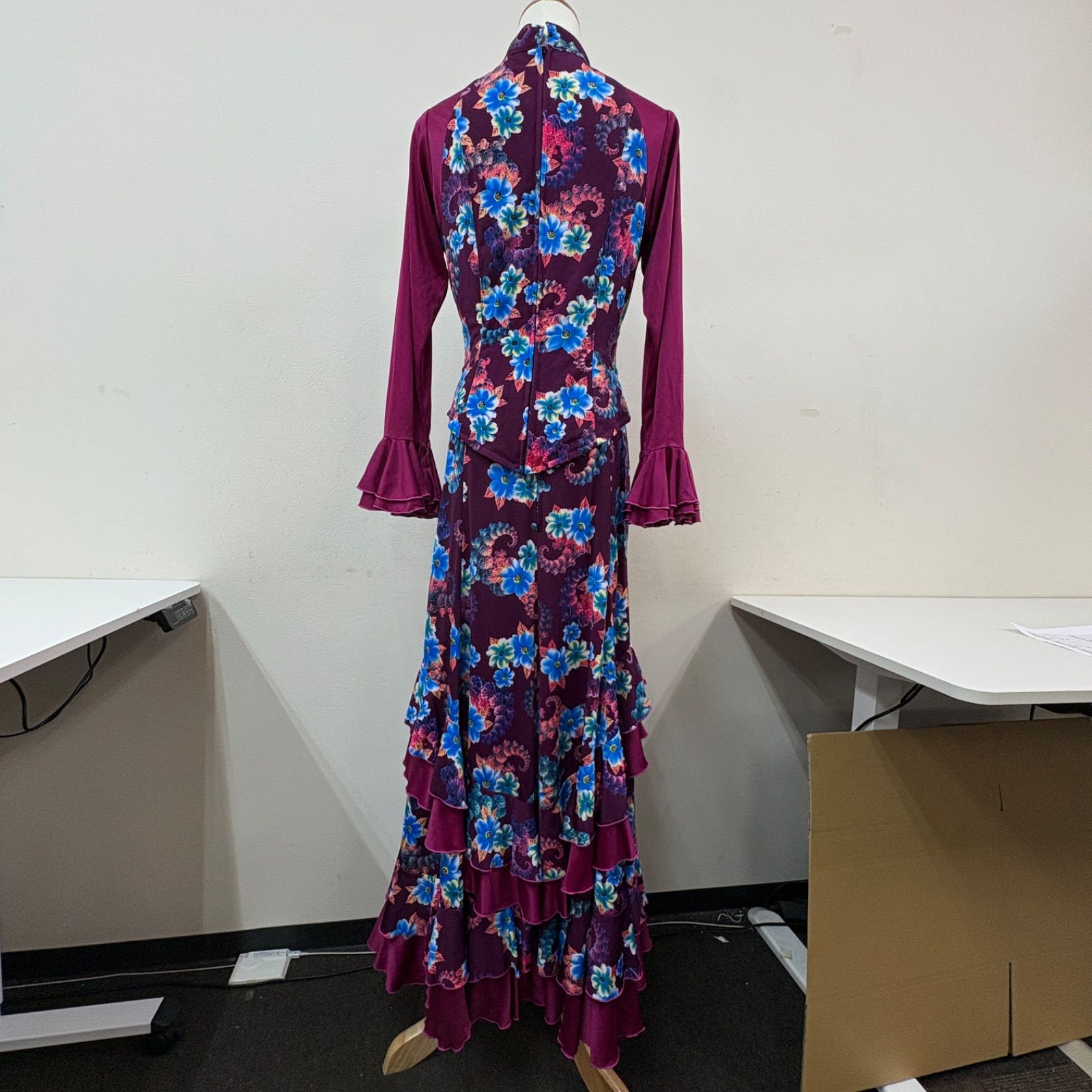 【美品】フラメンコ衣装 紫 花柄 フリル付き フラメンコ衣装 ツーピース セットアップ 紫 パープル 花柄 立ち襟