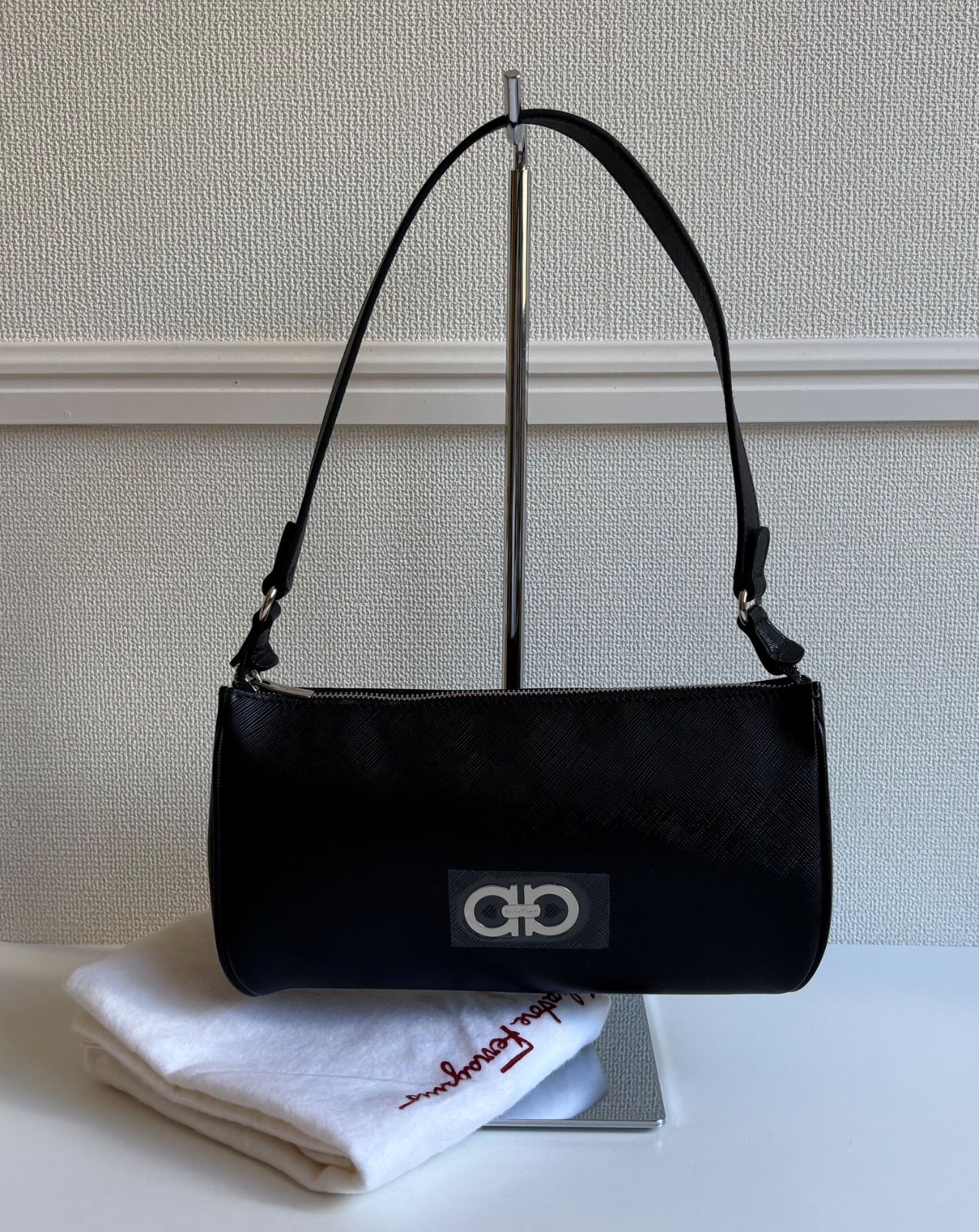 ★Salvatore Ferragamo サルヴァトーレ・フェラガモ ガンチーニ ワンショルダーバッグ アクセサリーポーチ セミショルダー レザー ブラック 黒 21 A277