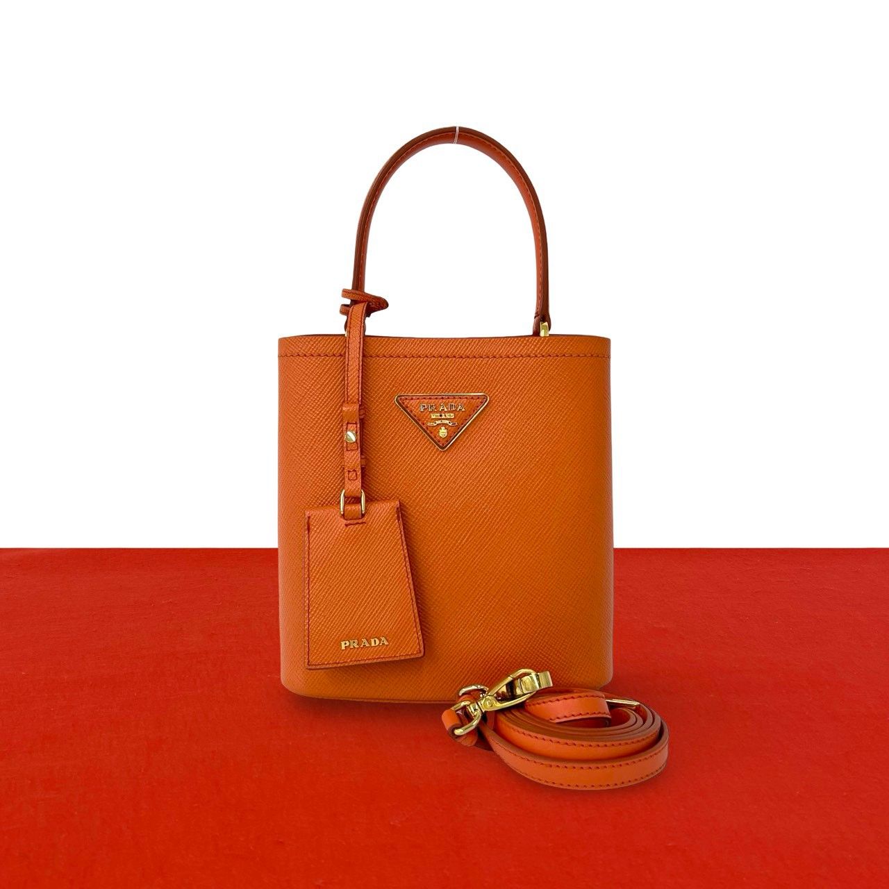 ほぼ未使用 PRADA プラダ パニエ 三角ロゴ プレート 金具 サフィアーノ