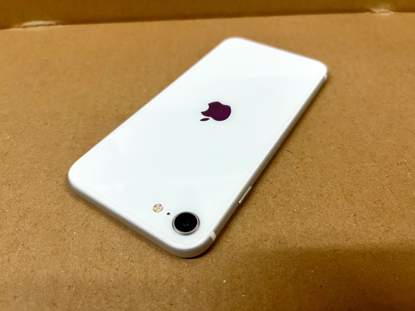 iPhoneSE第2世代 ホワイト 本体 iPhoneSE 第2世代 64GB ホワイト 本体 - メルカリ