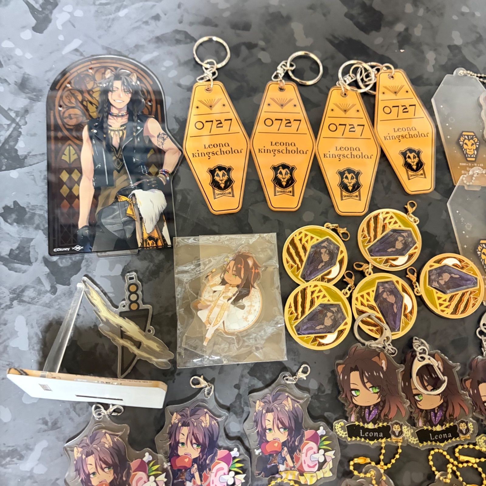 ツイステ レオナ アクリルキーホルダー まとめ売り 388 - メルカリ