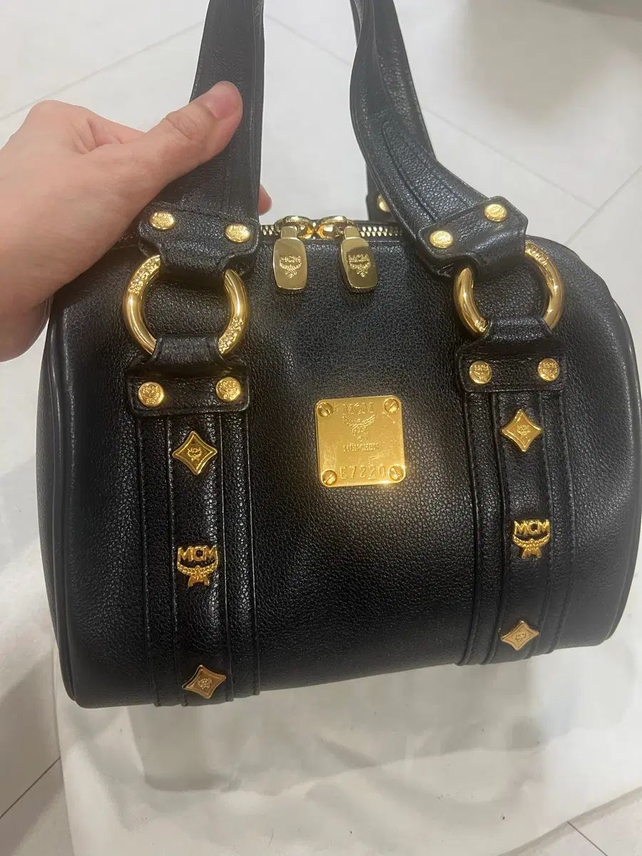 MCM ブラック ミニ ボストン ゴールド 金装飾 コードバッグ 31,759円
