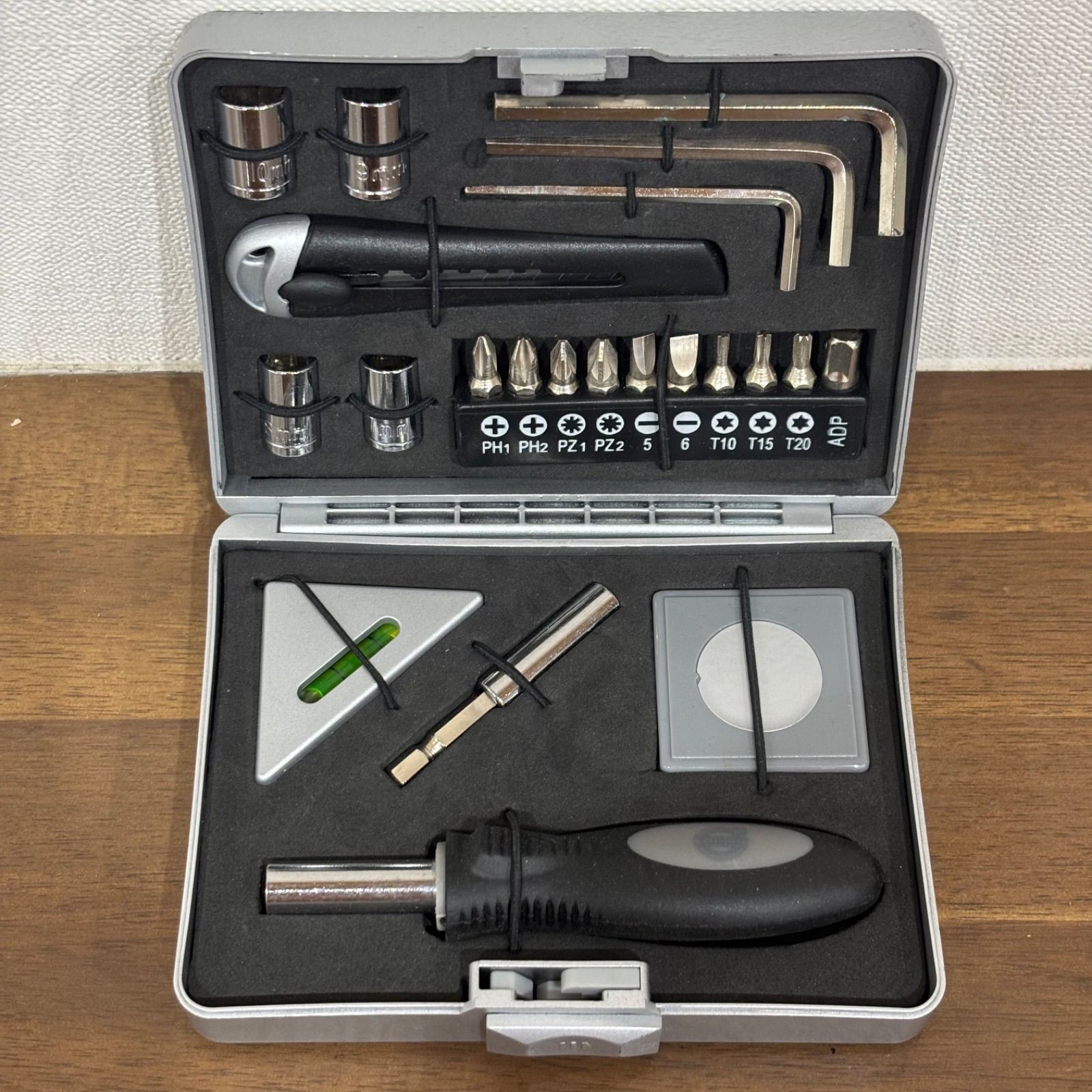 非売品 VOLVO 工具セット ツールセット ※ケース痛みあり・中身は綺麗です。 DIY ドライバー 六角レンチ 他 — 1/7