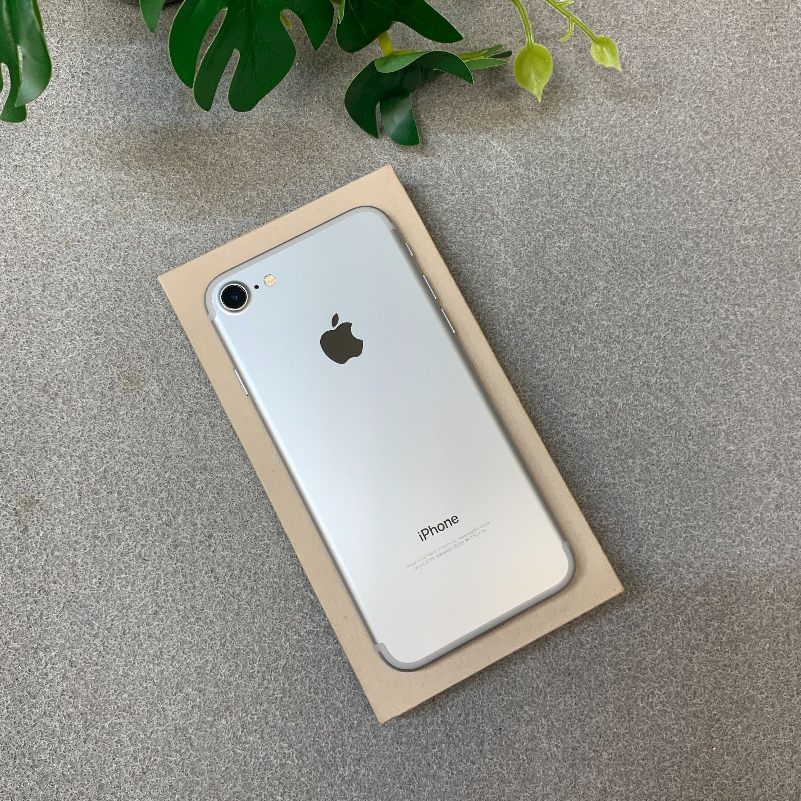 ぬ*ん様 付属品あり　Apple iPhone 7 シルバー 本体　32gb iPhone 7 32GB シルバー Apple やや傷や汚れあり - メルカリ