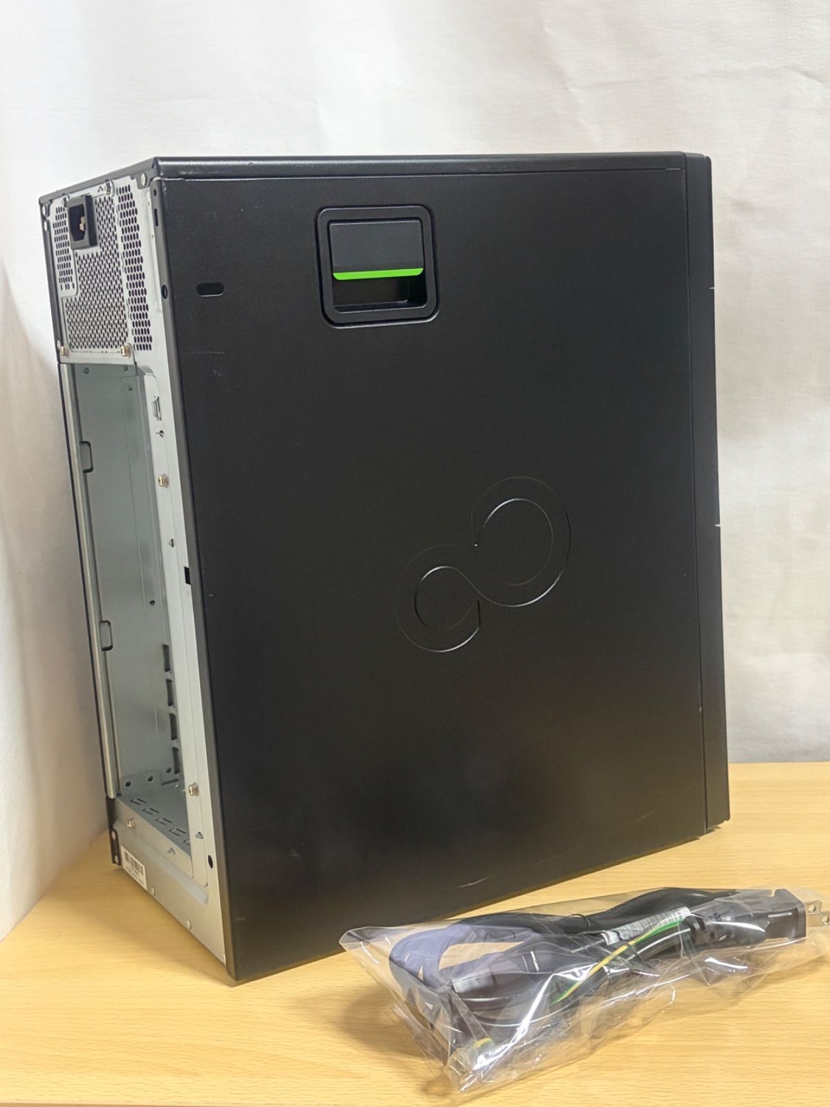 富士通 PRIMERGY TX1310 M3 M16W /Xeon E3-1225 v6/メモリ8GB /HDDなし