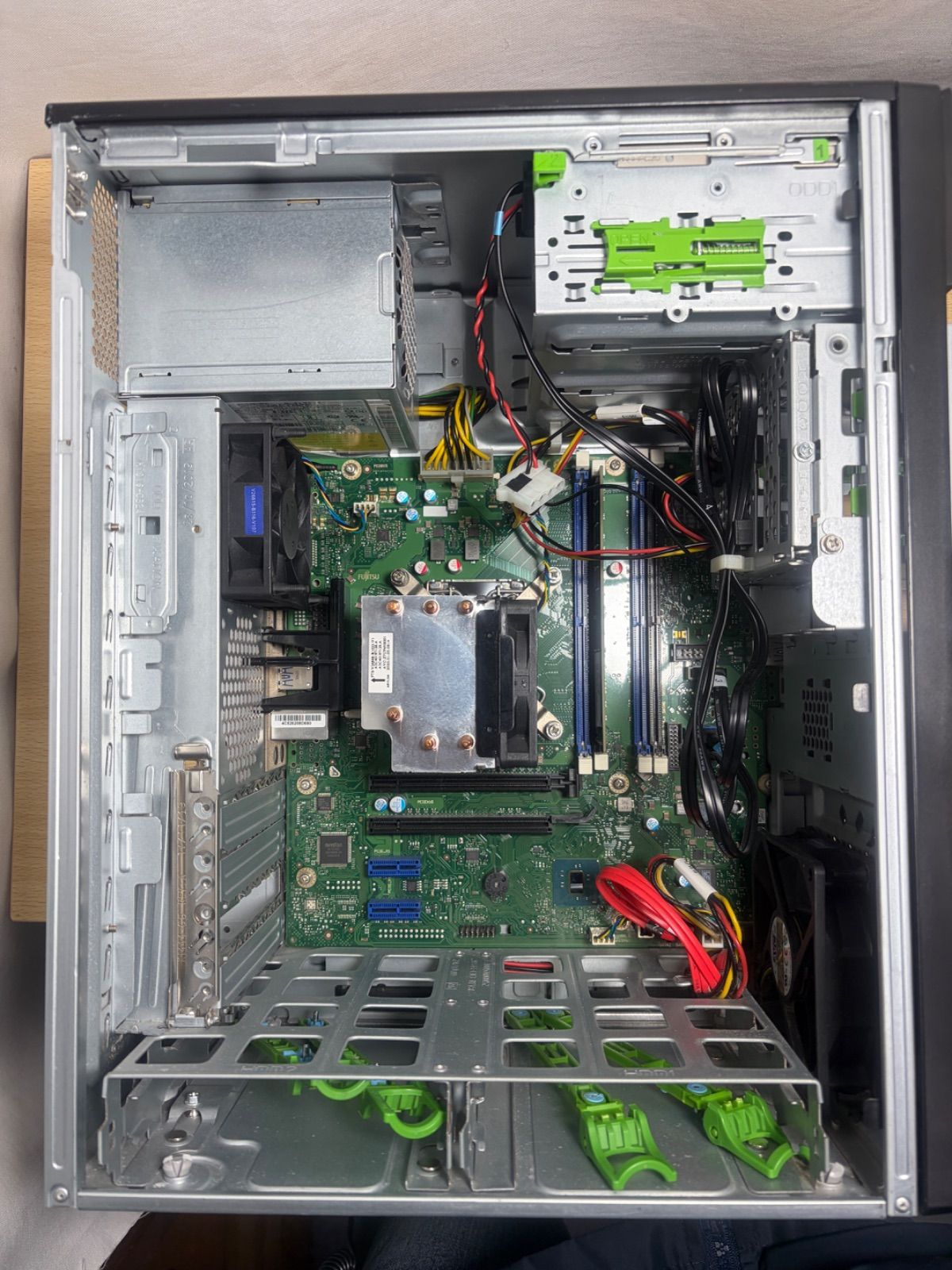 富士通 PRIMERGY TX1310 M3 M16W /Xeon E3-1225 v6/メモリ8GB /HDDなし