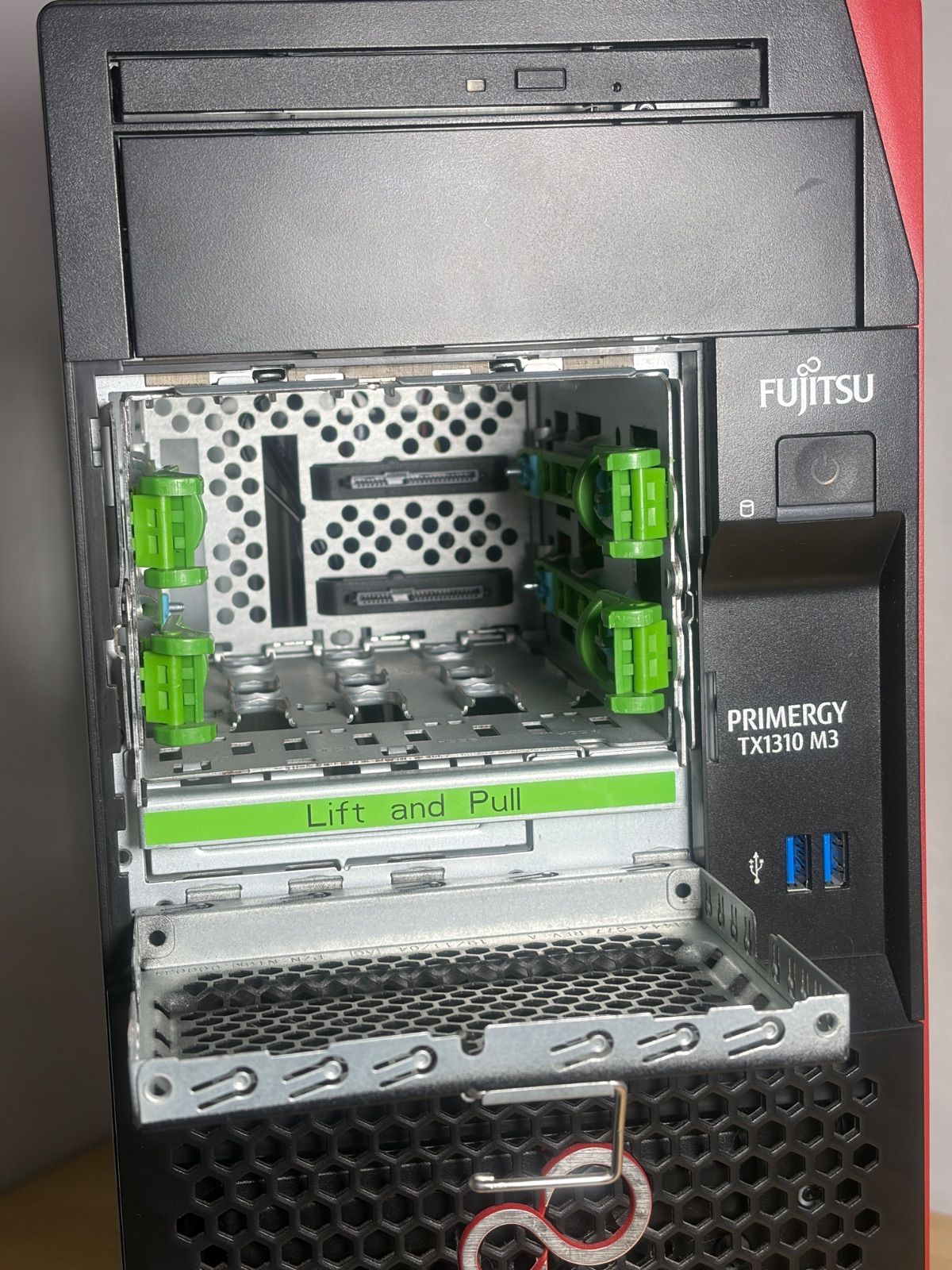 富士通 PRIMERGY TX1310 M3 M16W /Xeon E3-1225 v6/メモリ8GB /HDDなし