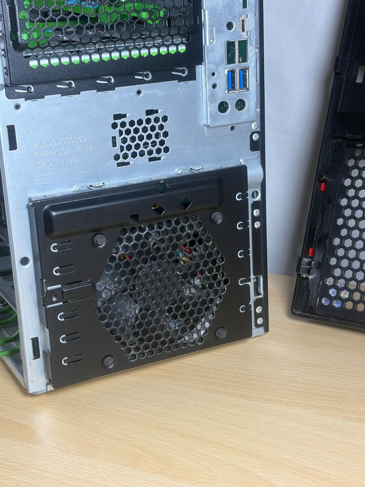 富士通 PRIMERGY TX1310 M3 M16W /Xeon E3-1225 v6/メモリ8GB /HDDなし