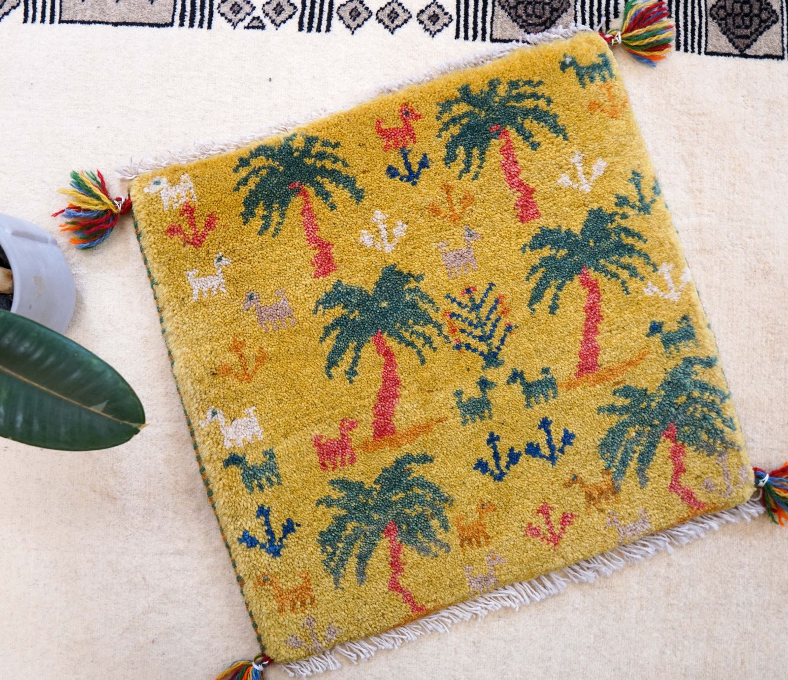 ペルシャ絨毯 手織りギャッベ アマレ族 ギャベ 40×40cm ペルシャ手織りギャッベ アマレ族 40×40cm｜ウール100% ミニラグ