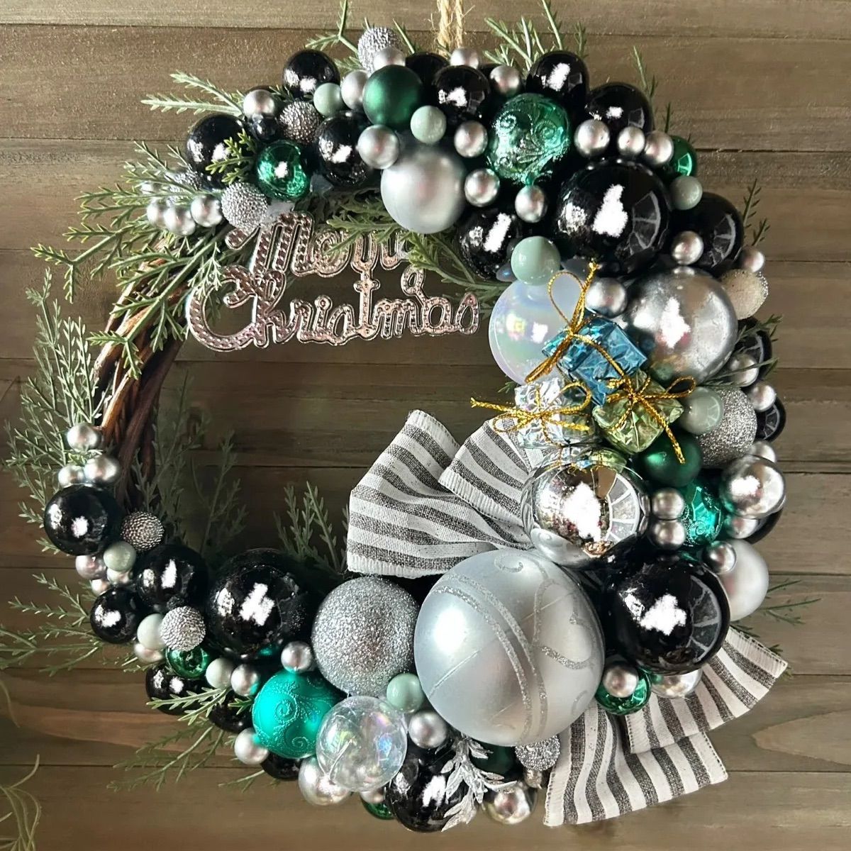 クリスマスリース 2025 #2 メルカリ便　白とグリーンのリース 8-45 クリスマスリース Xmas Christmas 玄関リース ドアリース 大人