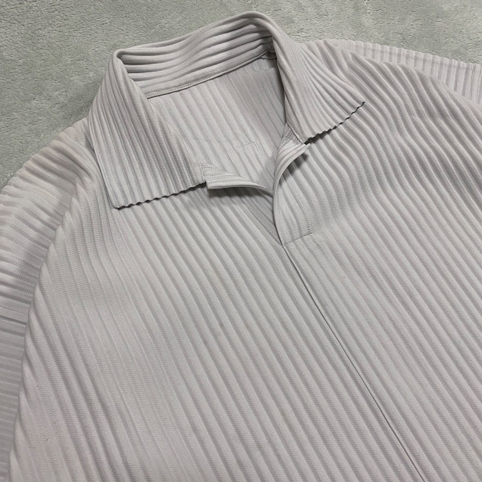 ISSEY MIYAKE 半袖シャツ(ライトグレー) ISSEY MIYAKE プリーツシャツ 半袖 ライトグレー 襟付き イッセイ