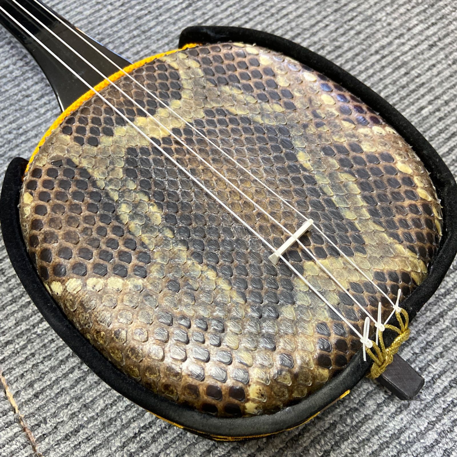 高級　本蛇皮 沖縄三線 蛇皮 三味線 和楽器 民族楽器 伝統楽器 伝統工芸】沖縄 三線 蛇皮 本格派 琉球 和楽器 - メルカリ