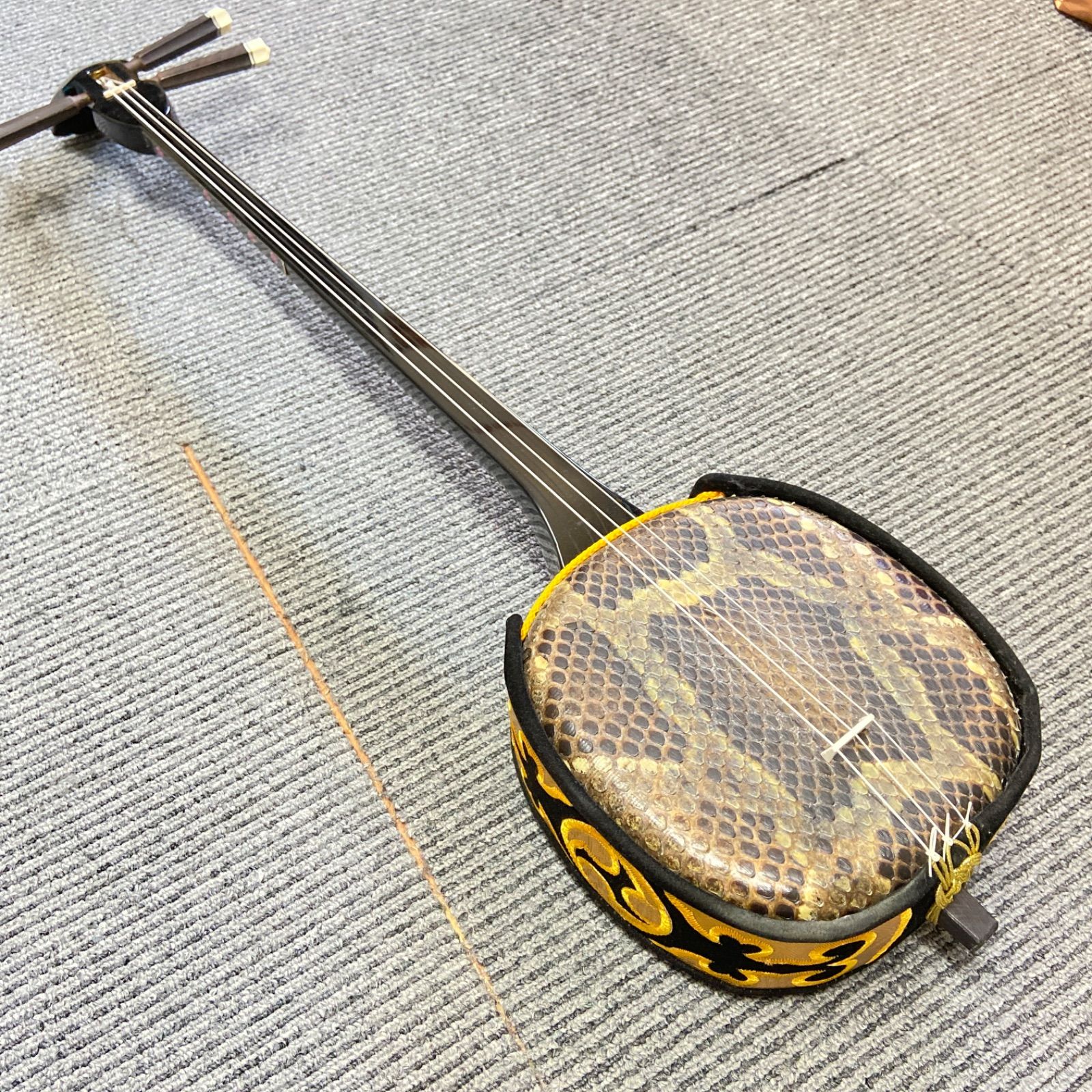 D043 豆三線　三線 沖縄 伝統楽器 合皮蛇皮 弦楽器 伝統工芸】沖縄 三線 蛇皮 本格派 琉球 和楽器 - メルカリ