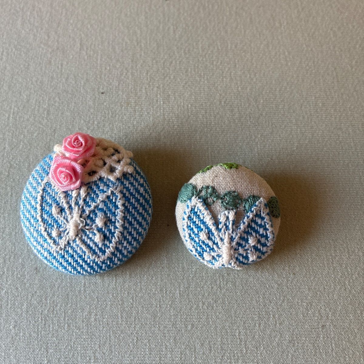ミナペルホネン蝶々刺繍生地 ハンドメイドブローチ 2点セット - メルカリ