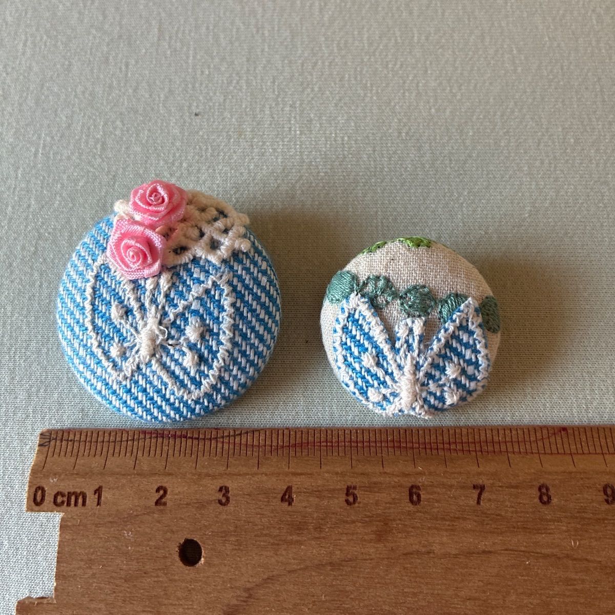 ⚠️商談中⚠️11-51 ハンドメイド ブローチアクセサリー ミナペルホネン生地 ミナペルホネン蝶々刺繍生地 ハンドメイドブローチ 2点セット - メルカリ