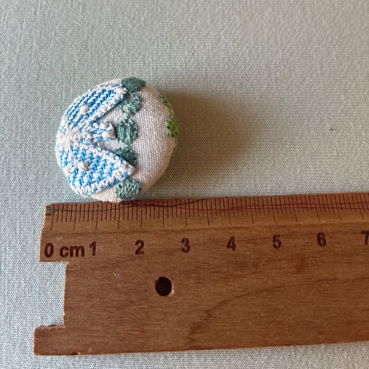 ミナペルホネン蝶々刺繍生地 ハンドメイドブローチ 2点セット - メルカリ
