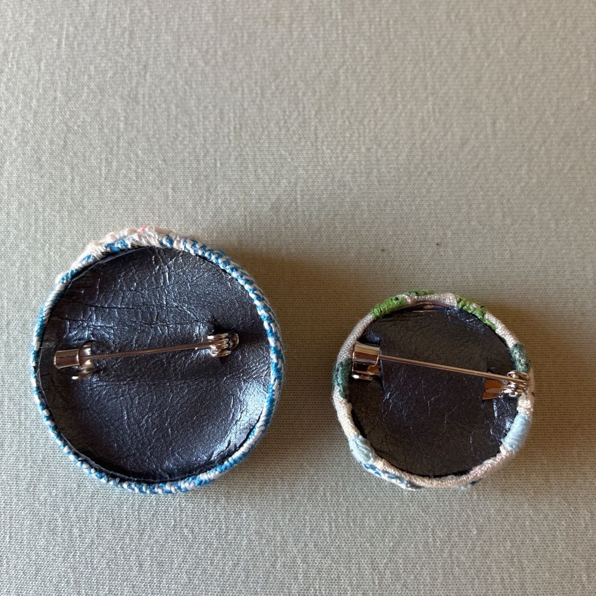 商談中11-6 ハンドメイド ブローチアクセサリー ミナペルホネン生地使用 ミナペルホネン蝶々刺繍生地 ハンドメイドブローチ 2点セット - メルカリ