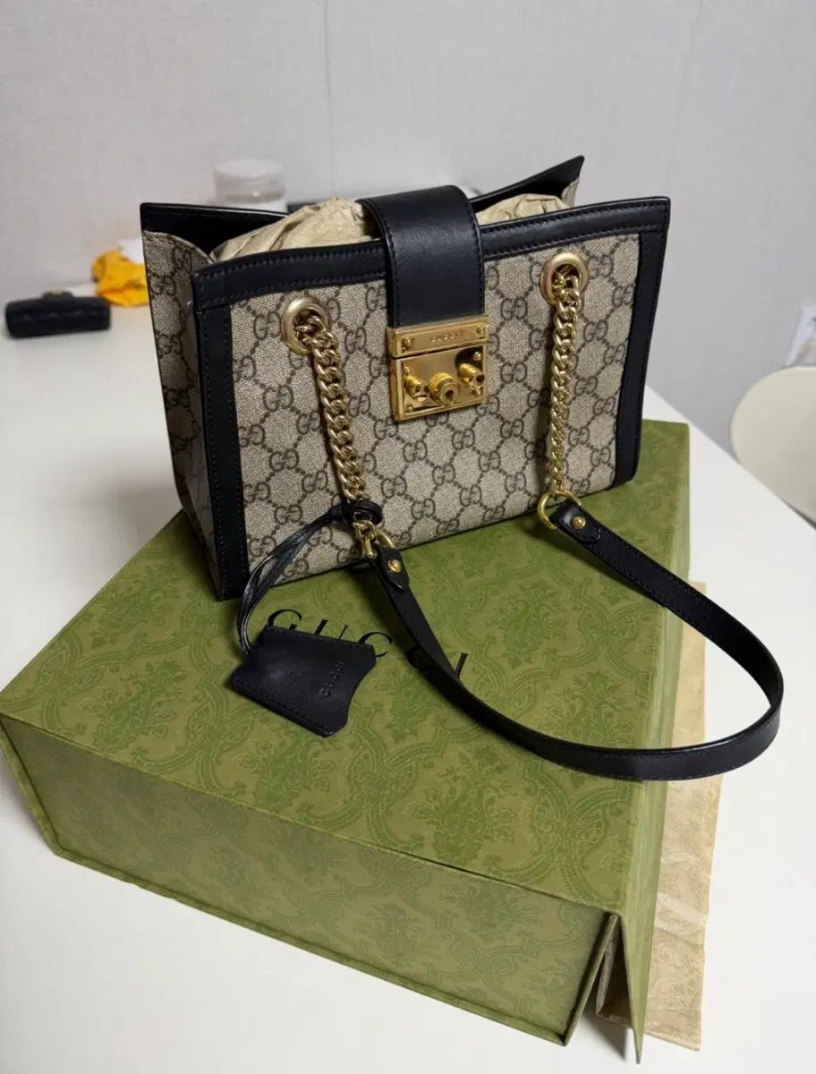 グッチ パドロック スモール ショルダーバッグ ブラック 182,262円