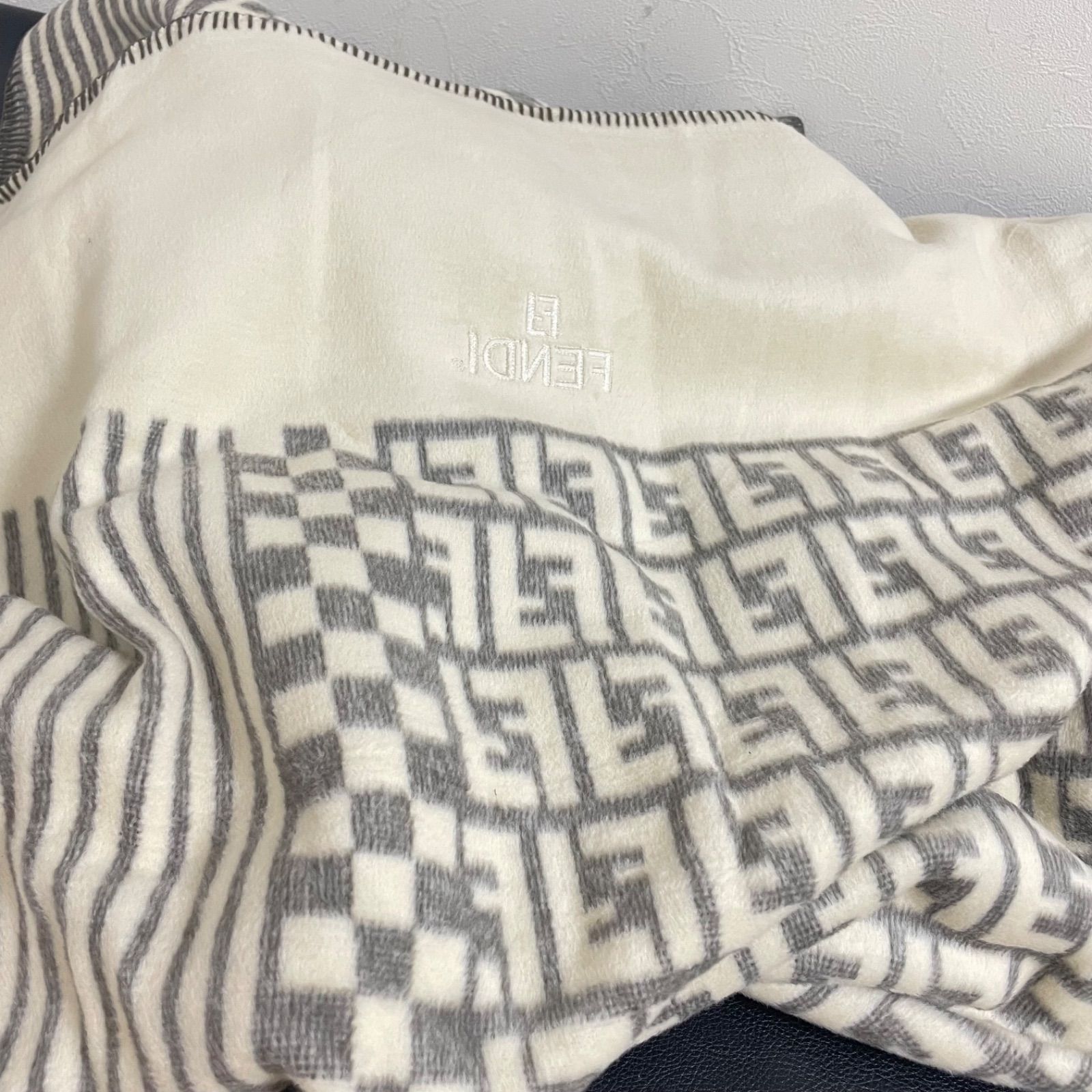 FENDI フェンディ 毛布 ブランケット ズッカ柄 ストライプ シングル