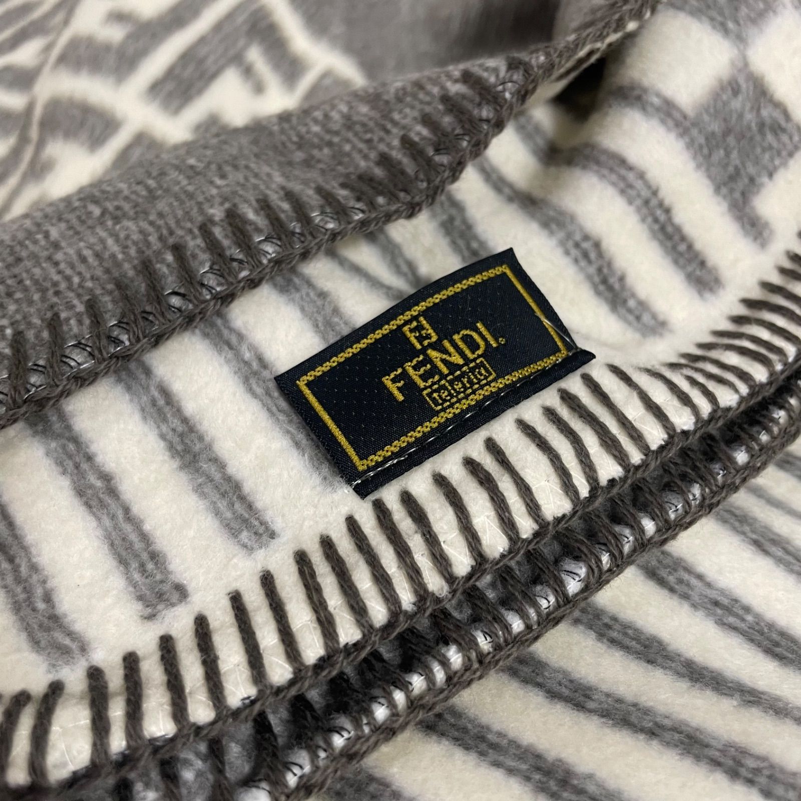 FENDI ブランケット 毛布 ズッカ柄 FENDI フェンディ 毛布 ブランケット ズッカ柄 ストライプ シングル