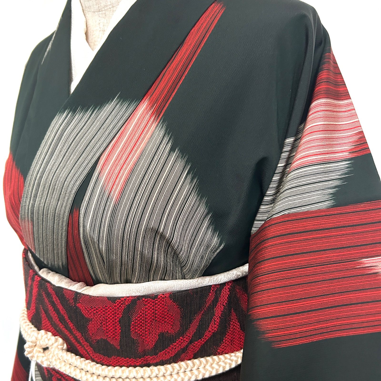 L1/アンティーク着物/袷/身丈145/黒地に白と赤の矢絣・菱形・可愛い L1/アンティーク着物/袷/身丈145/黒地に白と赤の矢絣・菱形・可愛い