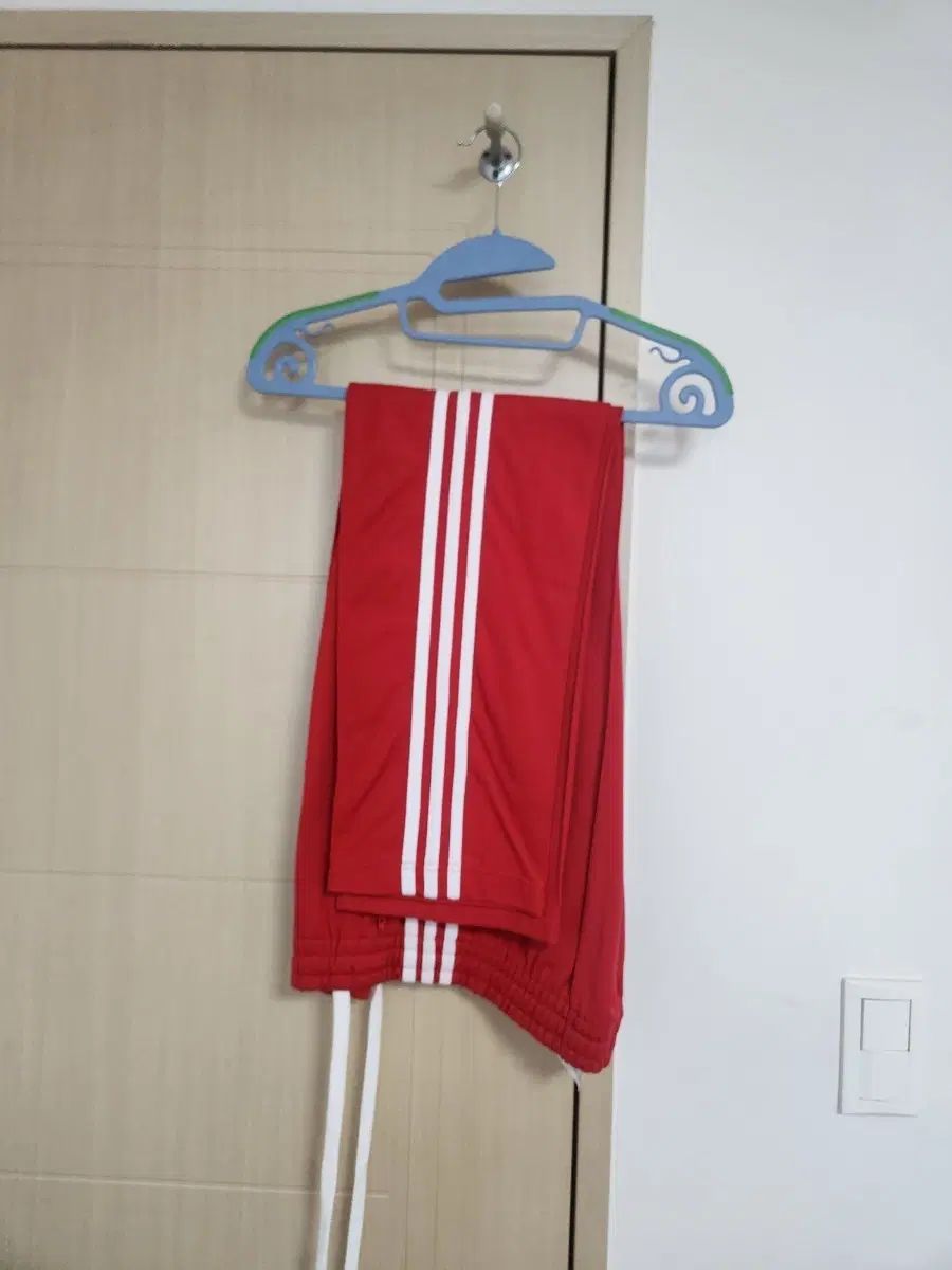 アディダス ヨーロッパ トラック パンツ レッド Lサイズ 出品 (ほぼ新品)