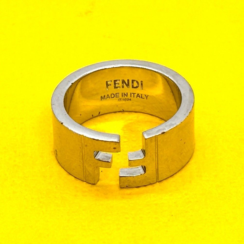FENDI ズッカ柄 リング 指輪 双Fの鏡面が手元を統べる】 FENDI リング FFロゴ ズッカ柄 メタル 指輪