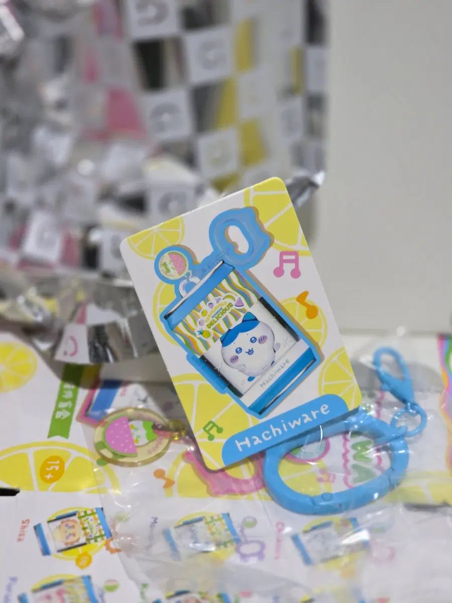 ハチワレ ちいかわ MINISO(ミニソー) フルーツ ソーダカン ドリンク キーホルダー