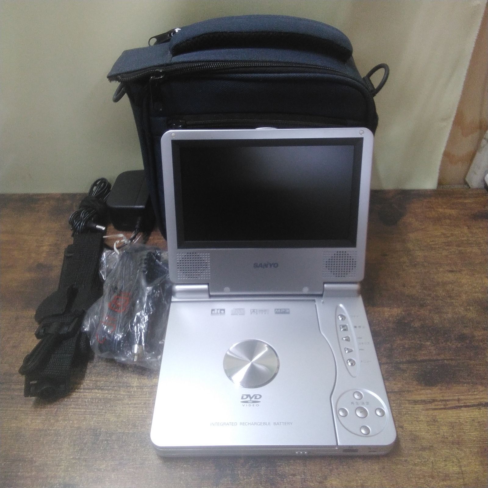 サンヨー DVDプレーヤー ポータブルDVDプレーヤー DVD−HP62 現状品
