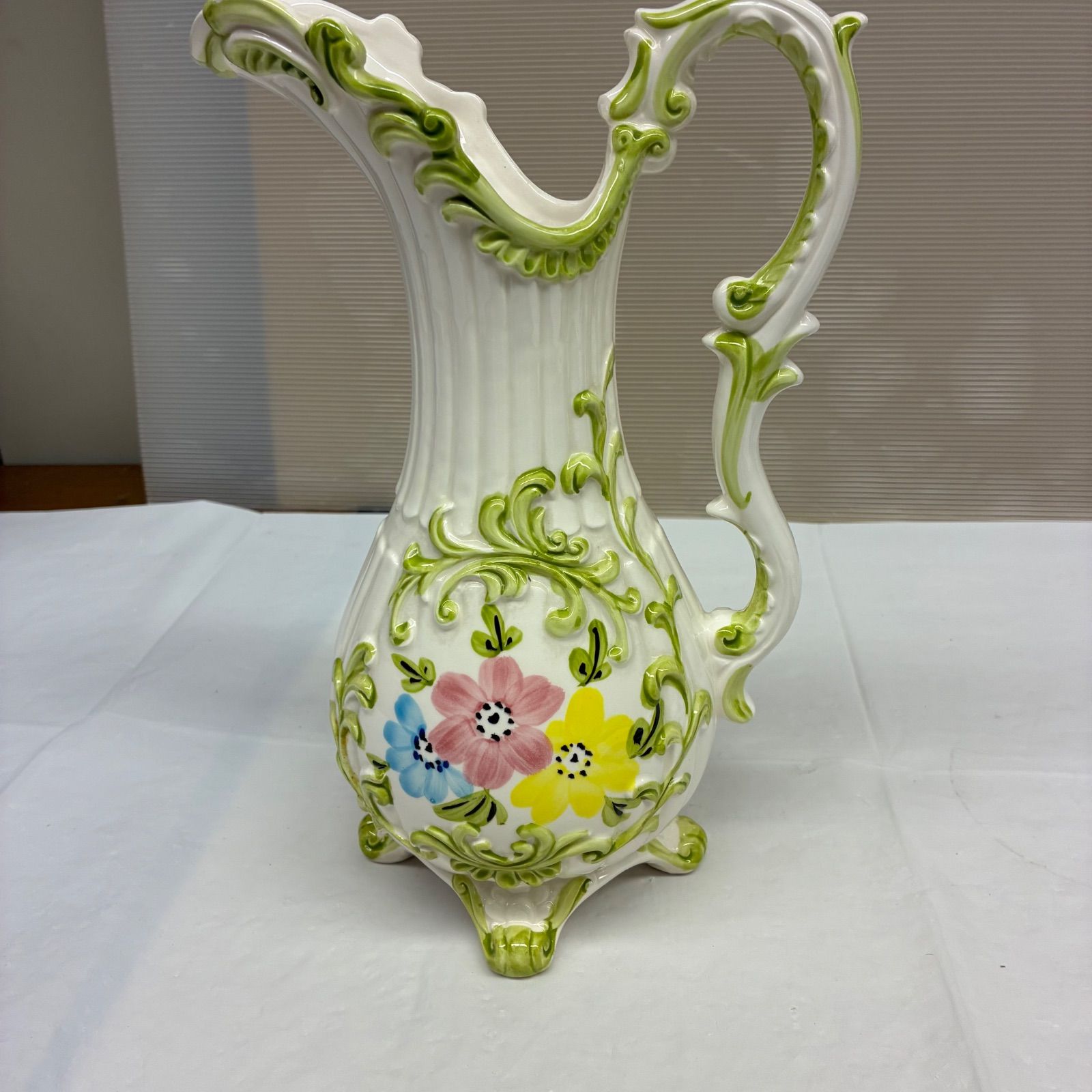 貴重 加藤工芸 KATO KOGEI ハンドペインティッド美術花瓶 置物 加藤工芸 KATO KOGEI ハンドペイント 陶器製 ピッチャー型 花瓶