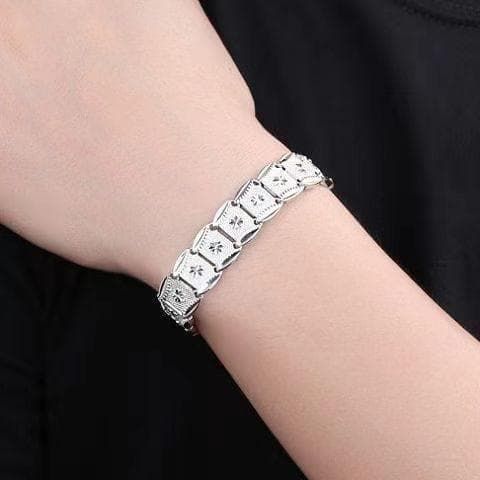 https://assets.mercari-shops-static.com/-/large/plain/2JXobjMQoV637R7xX7gKqs.jpg@jpg