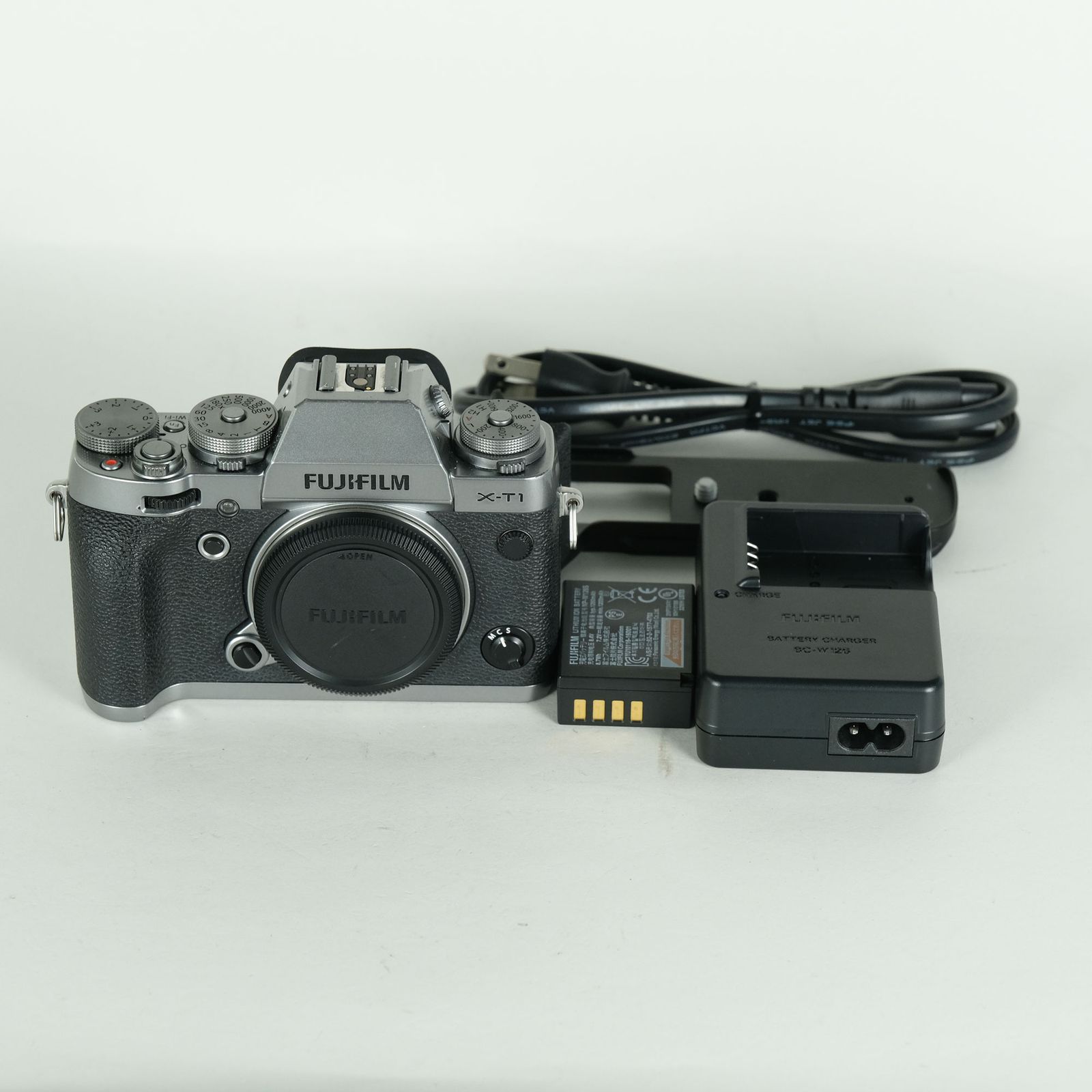 良品 | シャッター数250回｜グリップ付] FUJIFILM X-T1 [Graphite