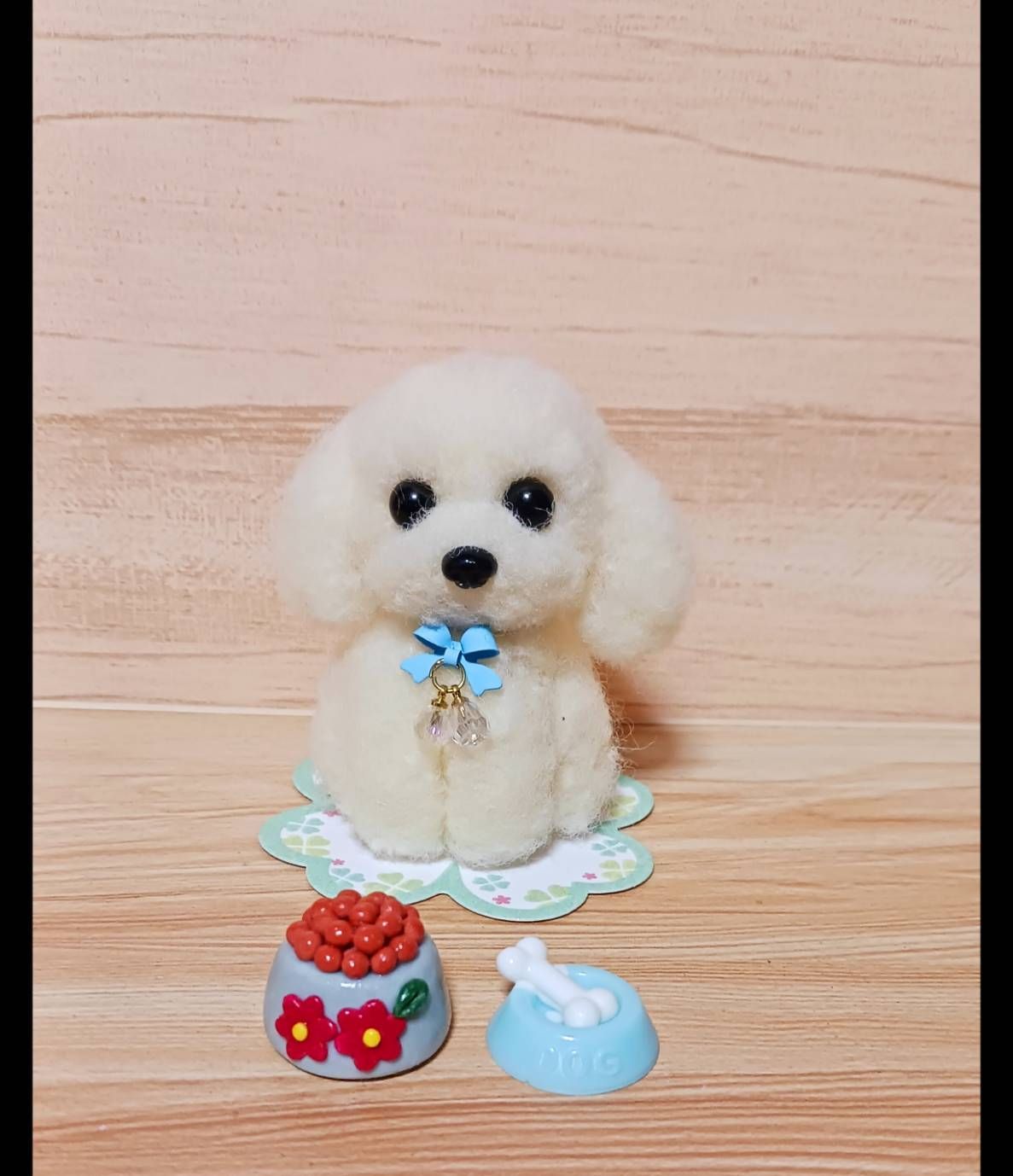 羊毛フェルト 白いトイプードル ミニチュア 餌・ホネ・シート付 - メルカリ