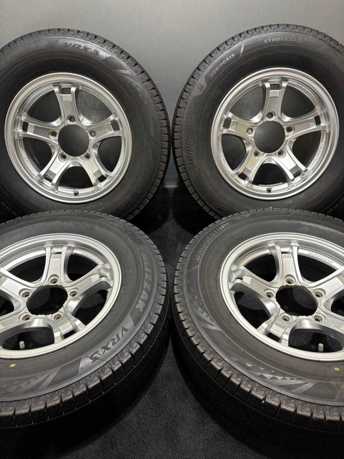 ★205/70R15 BRIDGESTONE/VRX3 25年製 KEELER 15インチ 5.5J +5 139.7 5H スタッドレス 4本 ジムニー シエラ (南7-N356)